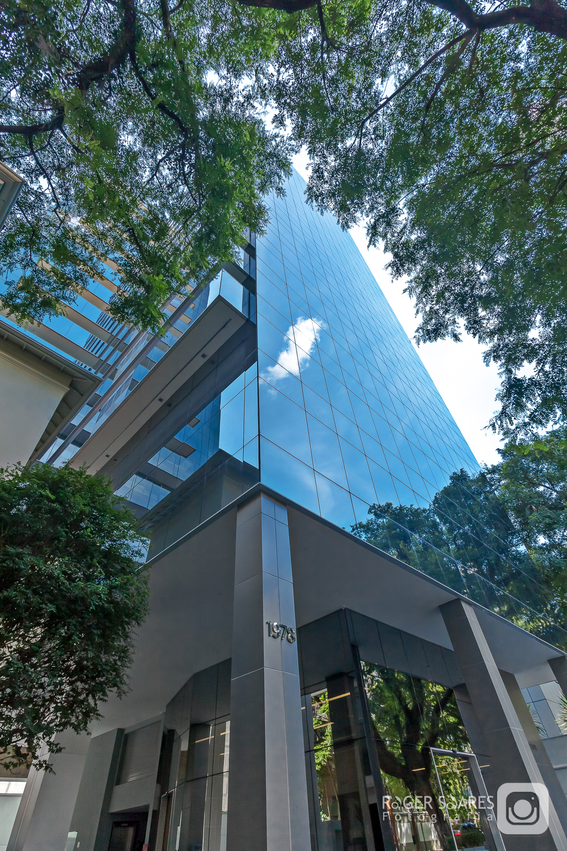 advocacia direito tribunal advogado intelectual propriedade civil criminal marcas patentes fotografia ambiente mesa de reunião call conference livros estudo madeira mogno retratos profissionais valor dinheiro dcms marketing imprensa assessoria