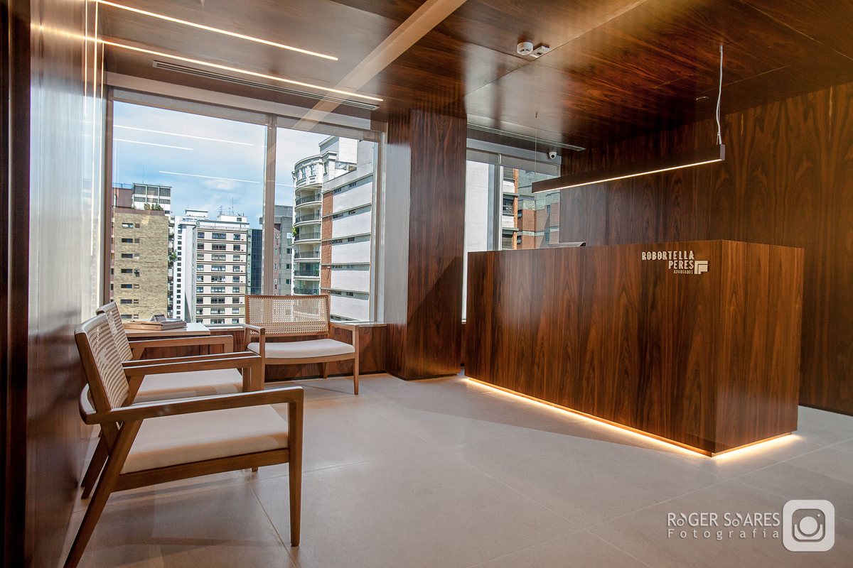 advocacia direito tribunal advogado intelectual propriedade civil criminal marcas patentes fotografia ambiente mesa de reunião call conference livros estudo madeira mogno retratos profissionais valor dinheiro dcms marketing imprensa assessoria
