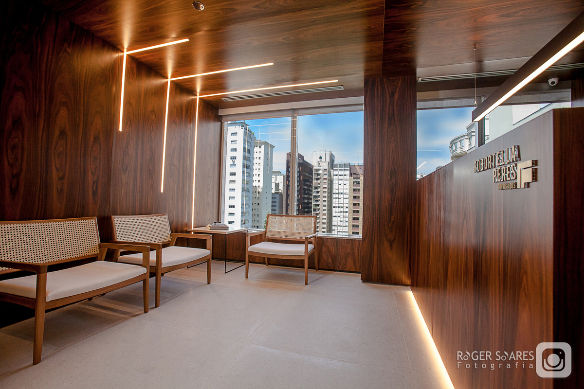 advocacia direito tribunal advogado intelectual propriedade civil criminal marcas patentes fotografia ambiente mesa de reunião call conference livros estudo madeira mogno retratos profissionais valor dinheiro dcms marketing imprensa assessoria