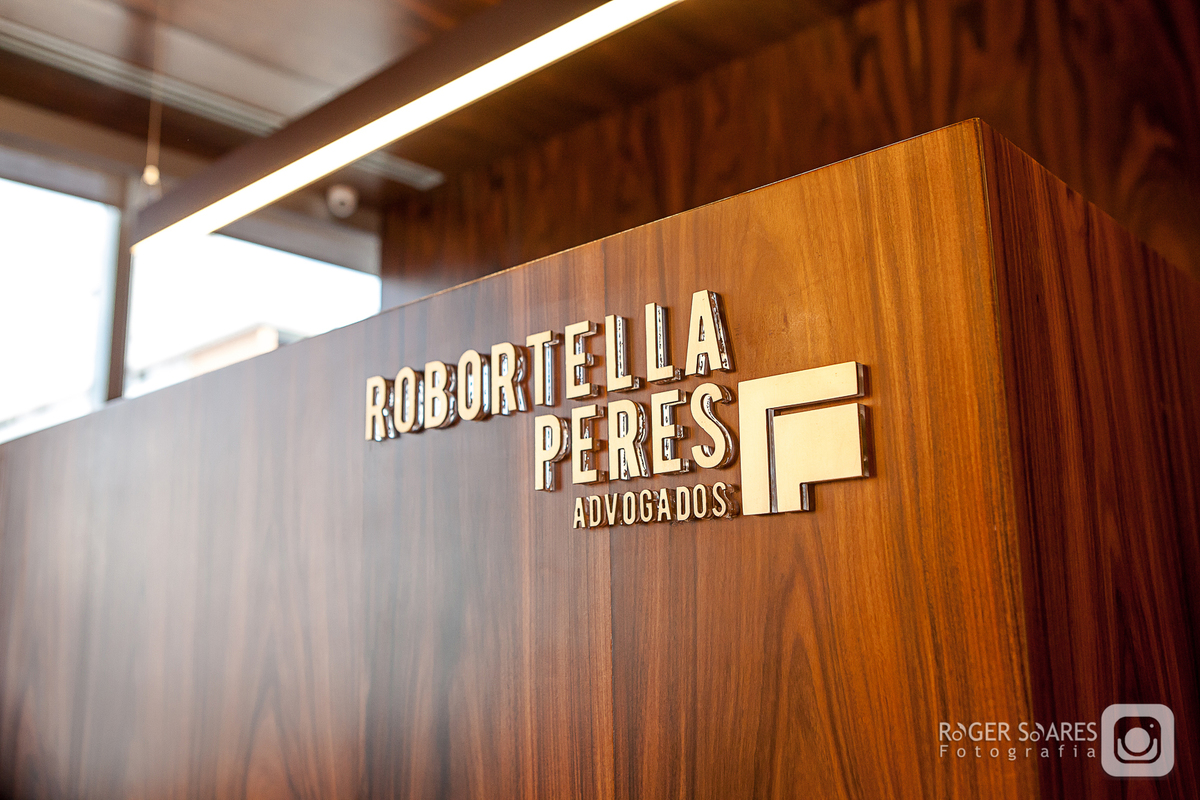 advocacia direito tribunal advogado intelectual propriedade civil criminal marcas patentes fotografia ambiente mesa de reunião call conference livros estudo madeira mogno retratos profissionais valor dinheiro dcms marketing imprensa assessoria