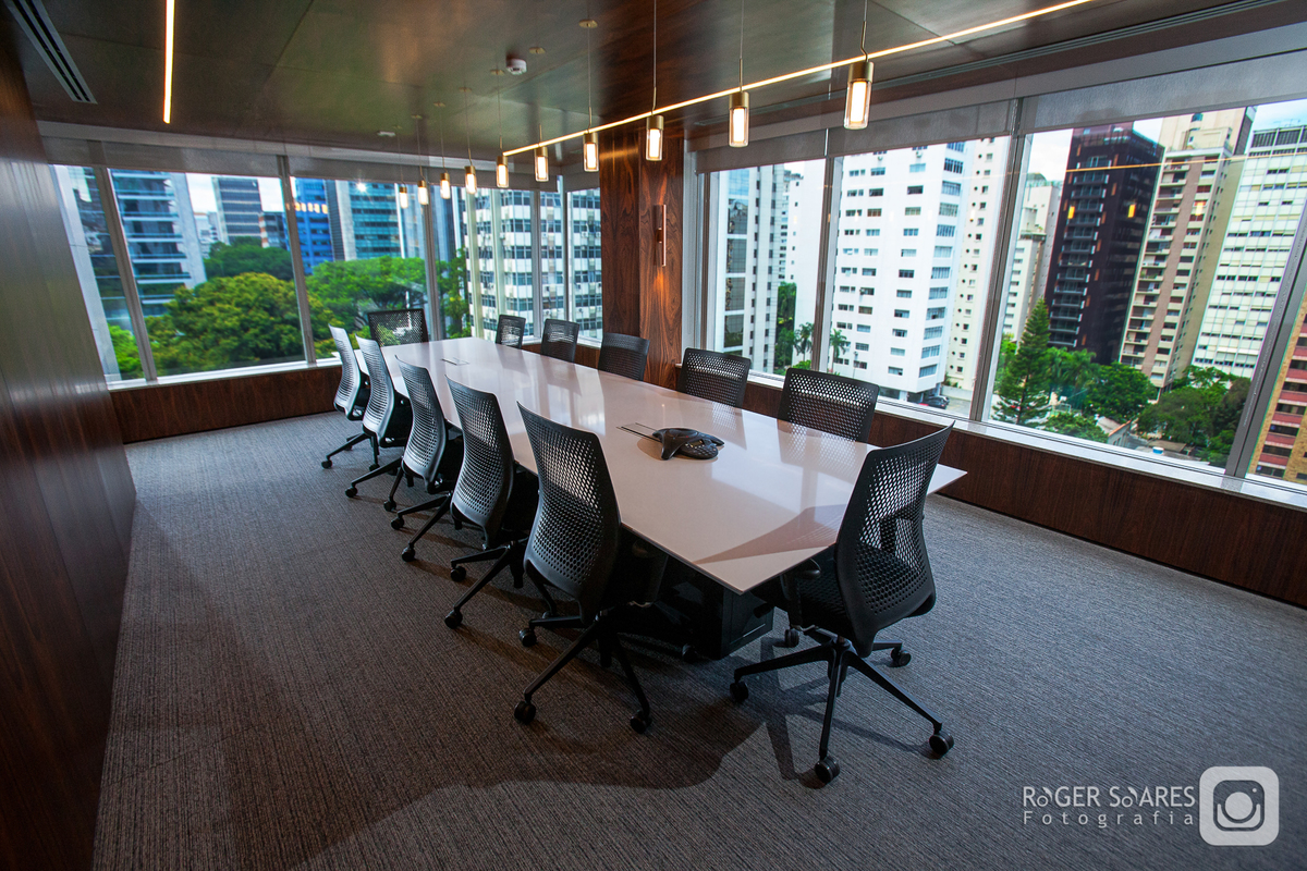 advocacia direito tribunal advogado intelectual propriedade civil criminal marcas patentes fotografia ambiente mesa de reunião call conference livros estudo madeira mogno retratos profissionais valor dinheiro dcms marketing imprensa assessoria