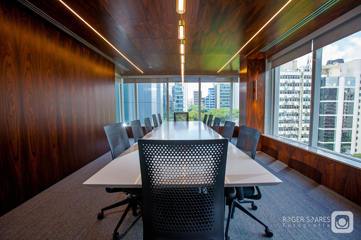 advocacia direito tribunal advogado intelectual propriedade civil criminal marcas patentes fotografia ambiente mesa de reunião call conference livros estudo madeira mogno retratos profissionais valor dinheiro dcms marketing imprensa assessoria