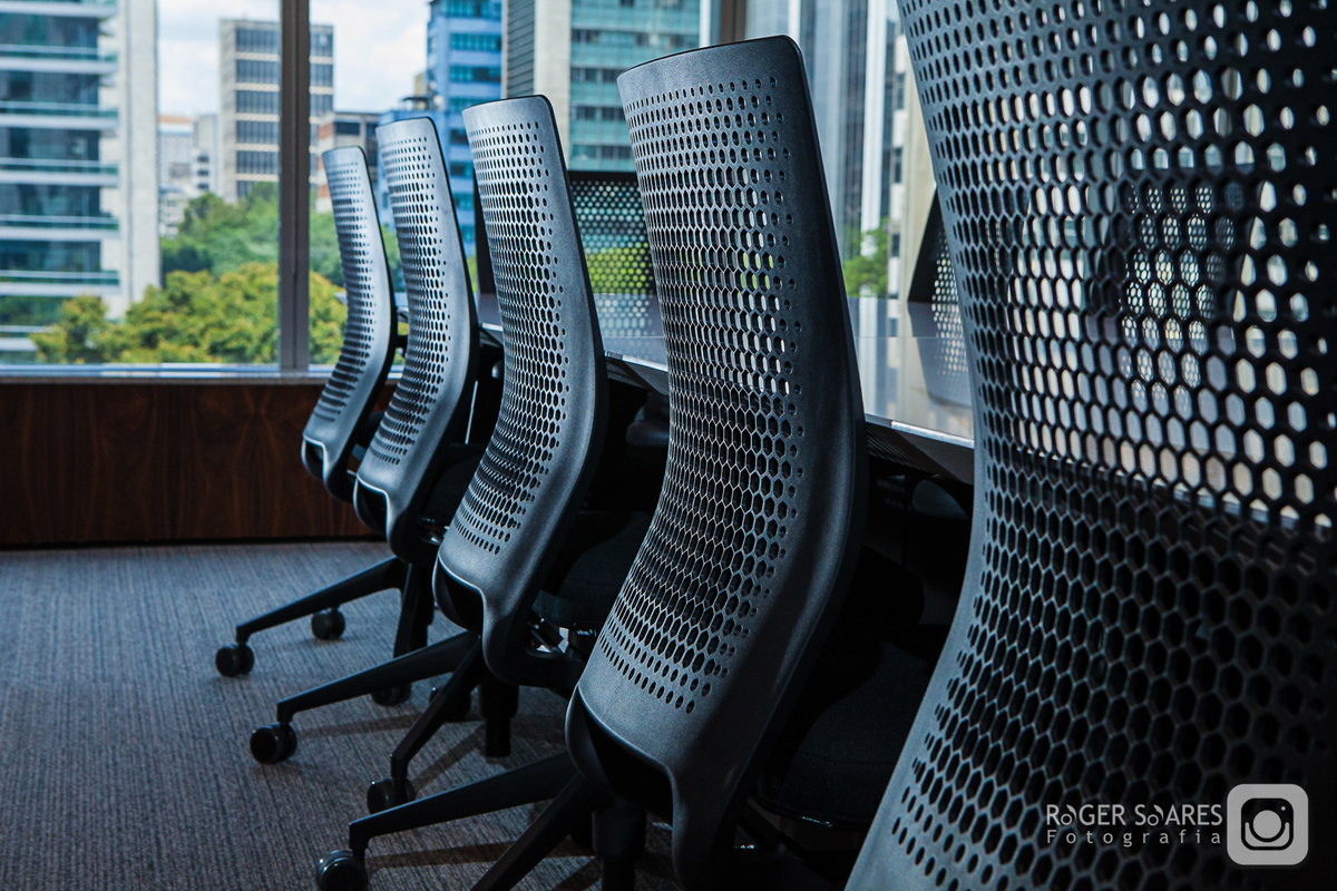 advocacia direito tribunal advogado intelectual propriedade civil criminal marcas patentes fotografia ambiente mesa de reunião call conference livros estudo madeira mogno retratos profissionais valor dinheiro dcms marketing imprensa assessoria