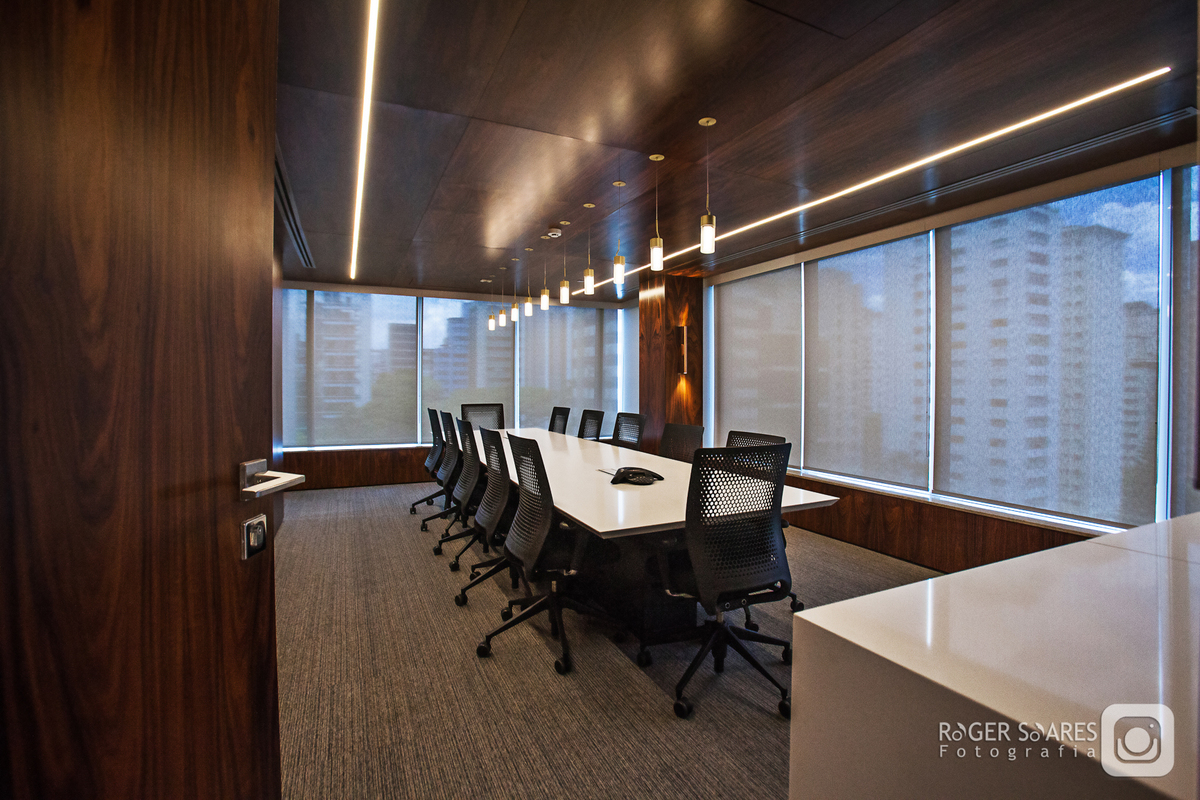 advocacia direito tribunal advogado intelectual propriedade civil criminal marcas patentes fotografia ambiente mesa de reunião call conference livros estudo madeira mogno retratos profissionais valor dinheiro dcms marketing imprensa assessoria
