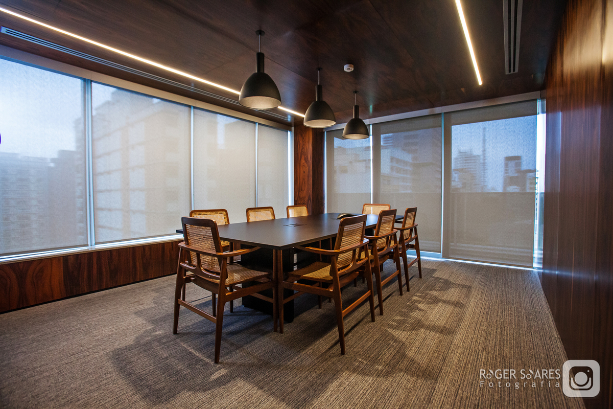 advocacia direito tribunal advogado intelectual propriedade civil criminal marcas patentes fotografia ambiente mesa de reunião call conference livros estudo madeira mogno retratos profissionais valor dinheiro dcms marketing imprensa assessoria