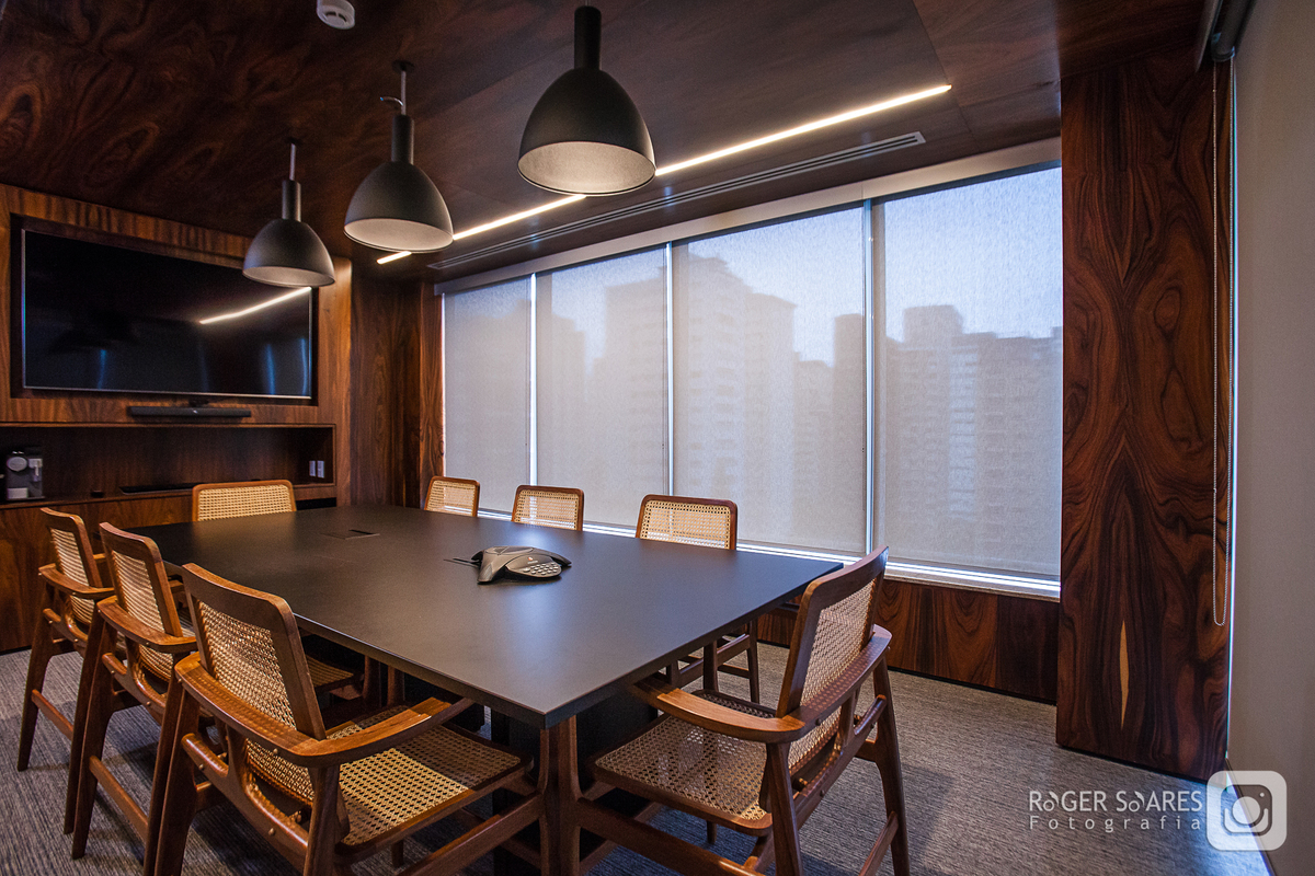 advocacia direito tribunal advogado intelectual propriedade civil criminal marcas patentes fotografia ambiente mesa de reunião call conference livros estudo madeira mogno retratos profissionais valor dinheiro dcms marketing imprensa assessoria