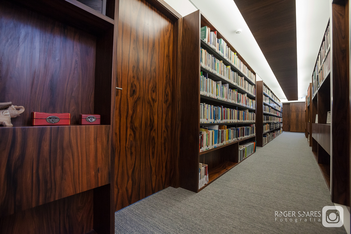 advocacia direito tribunal advogado intelectual propriedade civil criminal marcas patentes fotografia ambiente mesa de reunião call conference livros estudo madeira mogno retratos profissionais valor dinheiro dcms marketing imprensa assessoria