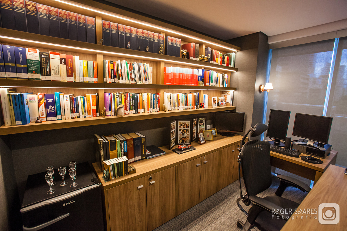 advocacia direito tribunal advogado intelectual propriedade civil criminal marcas patentes fotografia ambiente mesa de reunião call conference livros estudo madeira mogno retratos profissionais valor dinheiro dcms marketing imprensa assessoria