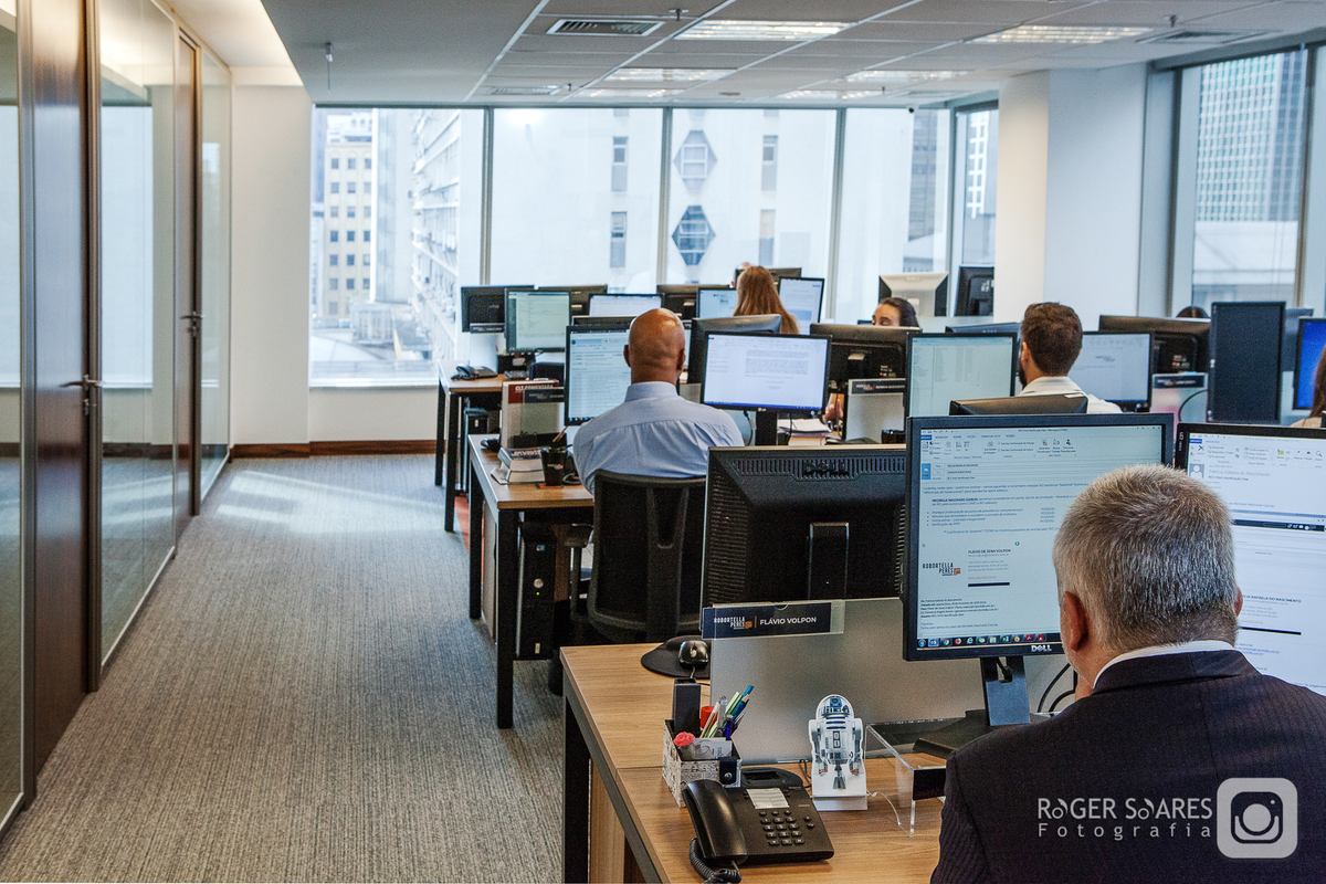 advocacia direito tribunal advogado intelectual propriedade civil criminal marcas patentes fotografia ambiente mesa de reunião call conference livros estudo madeira mogno retratos profissionais valor dinheiro dcms marketing imprensa assessoria