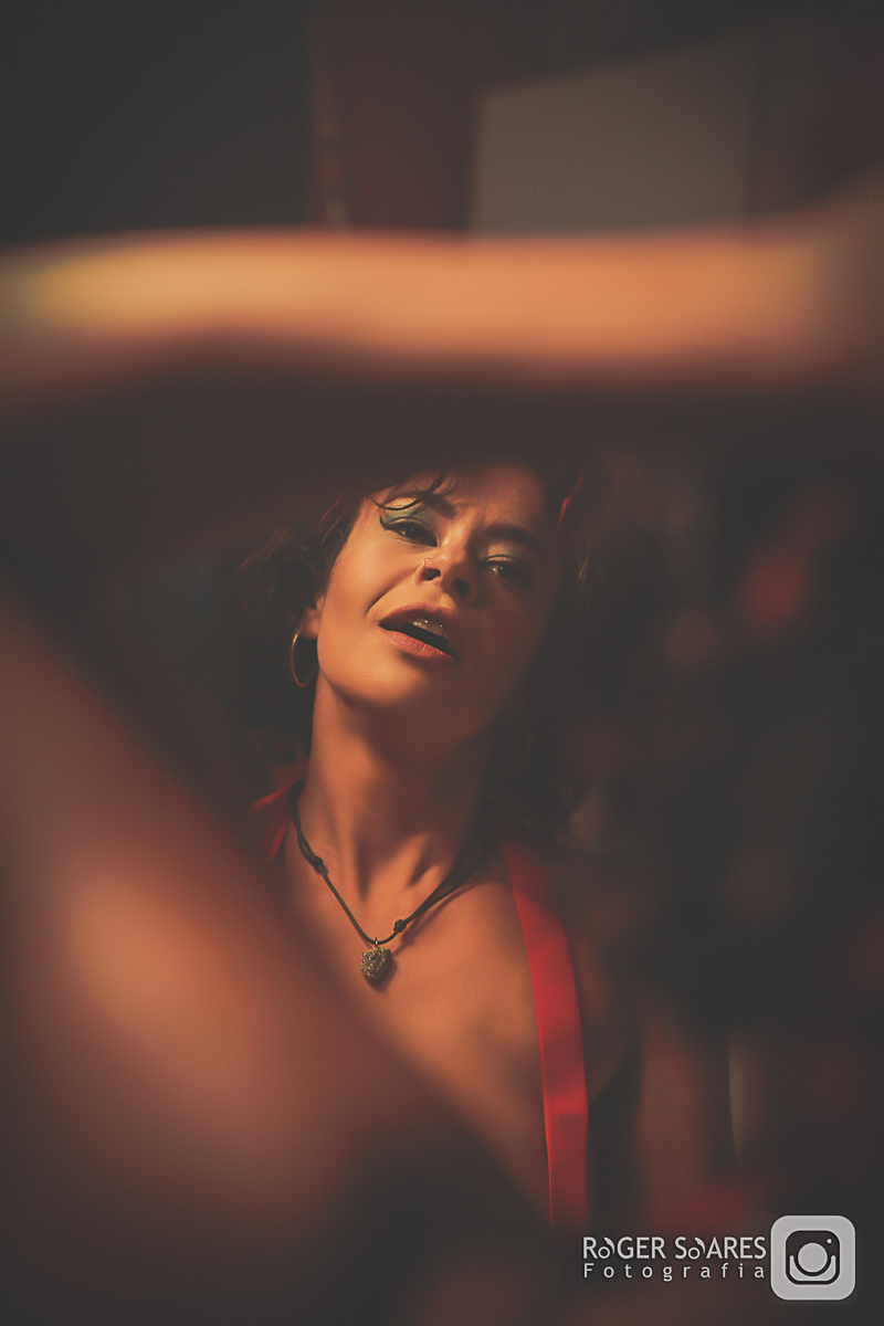 modelo base corretivo makeup maquiagem mulher baton vermelho luzes edição fotografia mulheres feminina sexy sensual cores retratos profissionais mãos esmalte unhas estética cabelo body lingerie beleza chocolate branco