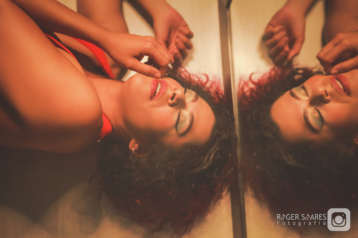 modelo base corretivo makeup maquiagem mulher baton vermelho luzes edição fotografia mulheres feminina sexy sensual cores retratos profissionais mãos esmalte unhas estética cabelo body lingerie beleza chocolate branco