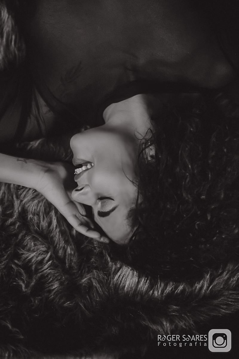 modelo base corretivo makeup maquiagem mulher baton vermelho luzes edição fotografia mulheres feminina sexy sensual cores retratos profissionais mãos esmalte unhas estética cabelo body lingerie beleza chocolate branco