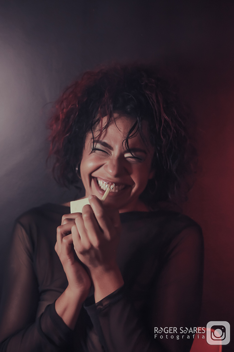 modelo base corretivo makeup maquiagem mulher baton vermelho luzes edição fotografia mulheres feminina sexy sensual cores retratos profissionais mãos esmalte unhas estética cabelo body lingerie beleza chocolate branco