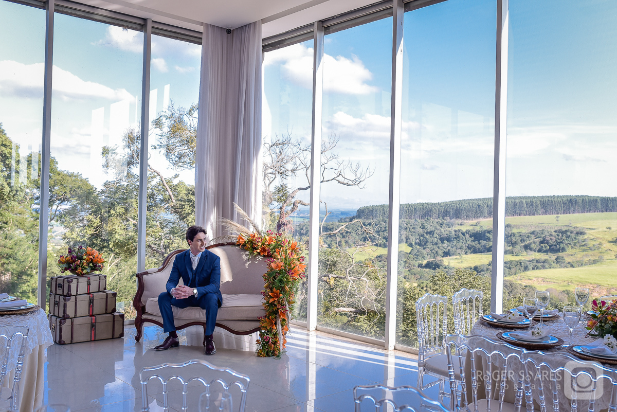 making off do noivo caneta mesa de vidraça salão de festas paisagem villa sansu fotografia fotógrafo álbum de casamento wedding destination sofas elegantes