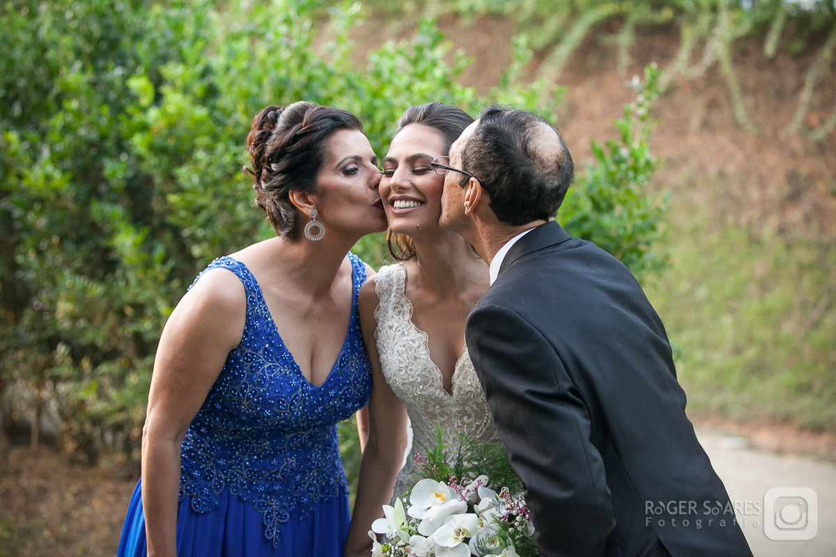noiva família vestido branco bordado pérolas bangalô ar livre sol tarde paisagem villa sansu fotografia fotógrafo álbum de casamento wedding destination roger soares