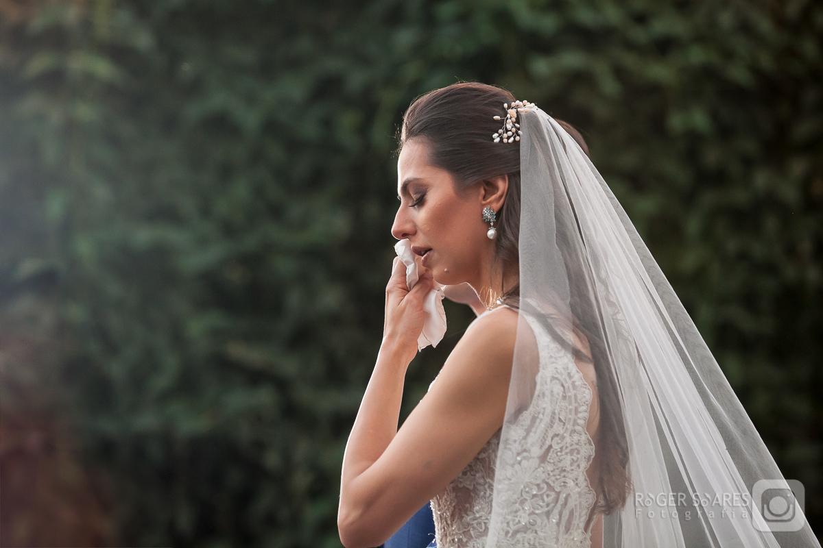 making off noiva vestido branco bordado pérolas bangalô vidraça paisagem villa sansu fotografia fotógrafo álbum de casamento wedding destination cerimônia religiosa sentimentos emoções lágrimas choro roger soares