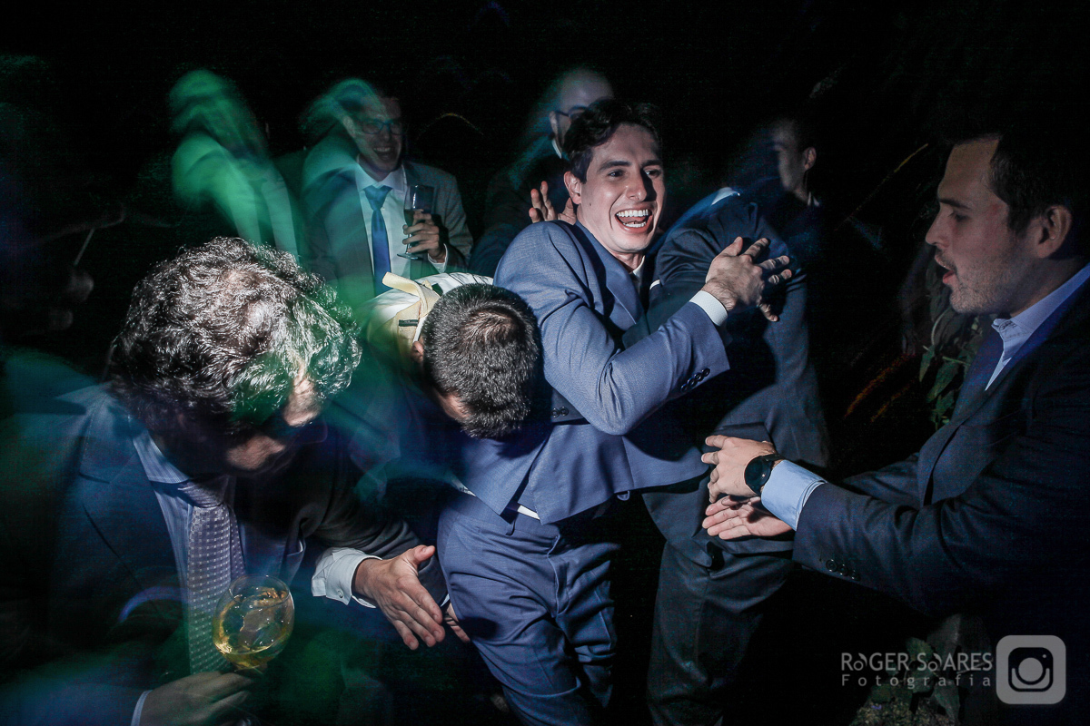 festa DJ música alegria animação bebidas celebração amigos padrinhos convidados noivos casal luzes som recepção gravata brincadeiras
