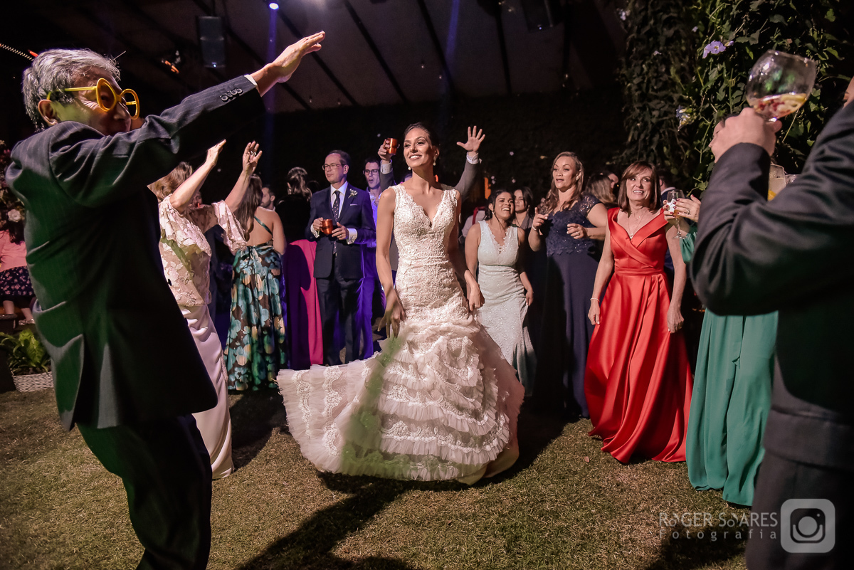 festa DJ música alegria animação bebidas celebração amigos padrinhos convidados noivos casal luzes som recepção noivos pista dança dançando