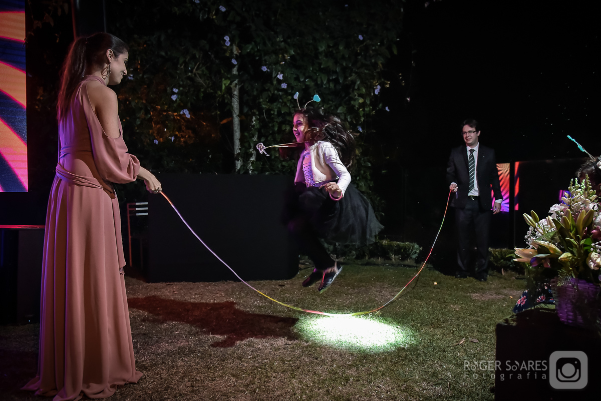 festa DJ música alegria animação bebidas celebração amigos padrinhos convidados noivos casal luzes som recepção brincadeira de criança infância