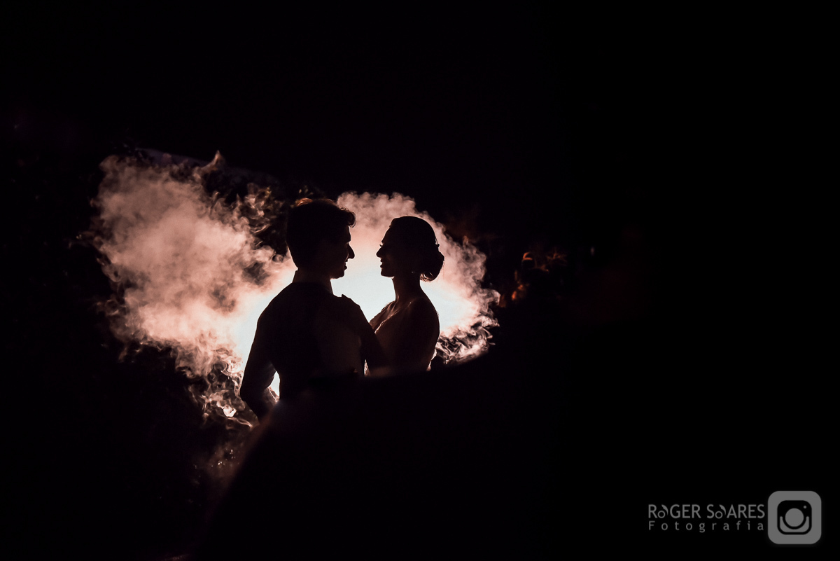 festa DJ música alegria animação bebidas celebração amigos padrinhos convidados noivos casal luzes som recepção ENSAIO noivos casal contra luz fumaça