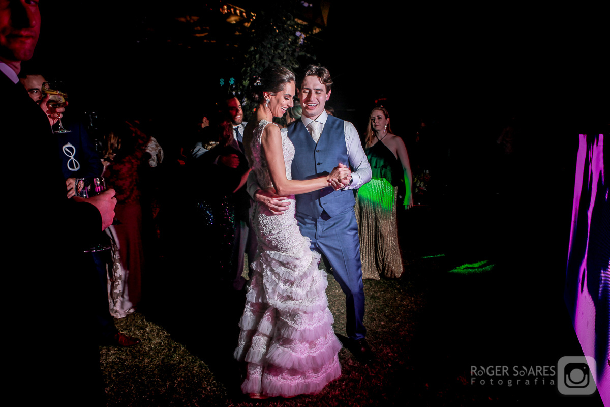 festa DJ música alegria animação bebidas celebração amigos padrinhos convidados noivos casal luzes som recepção ENSAIO noivos casal contra luz fumaça valsa noivos juntos casal dança