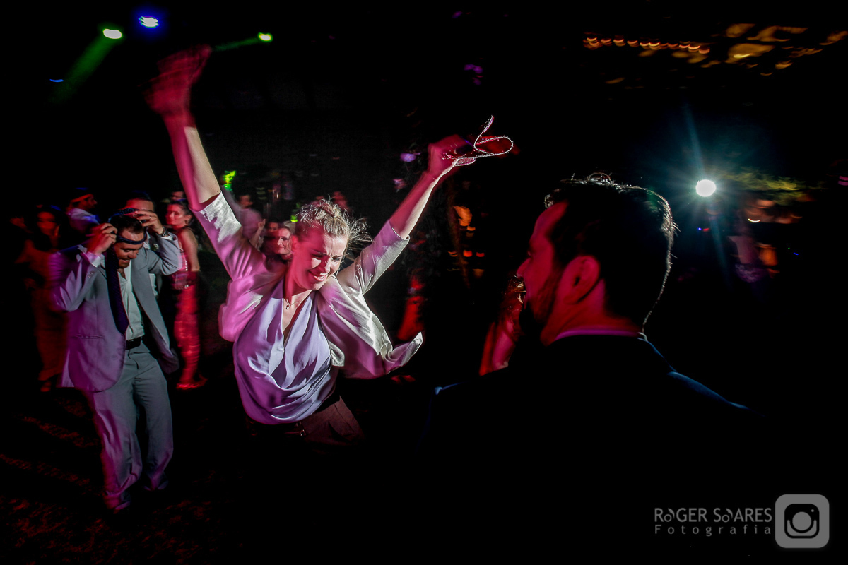 festa DJ música alegria animação bebidas celebração amigos padrinhos convidados noivos casal luzes som recepção ENSAIO noivos casal modelo dançando dança