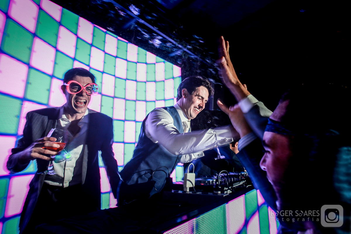 festa DJ música alegria animação bebidas celebração amigos padrinhos convidados noivos casal luzes som recepção ENSAIO noivos casal contra luz fumaça wiskie balada DJ noivo padrinhos brincadeira bagunça