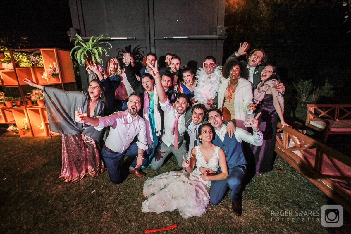 festa DJ música alegria animação bebidas celebração amigos padrinhos convidados noivos casal luzes som recepção ENSAIO noivos casal contra luz fumaça valsa noivos juntos casal dança FOTONA FOTÃO GRUPO
