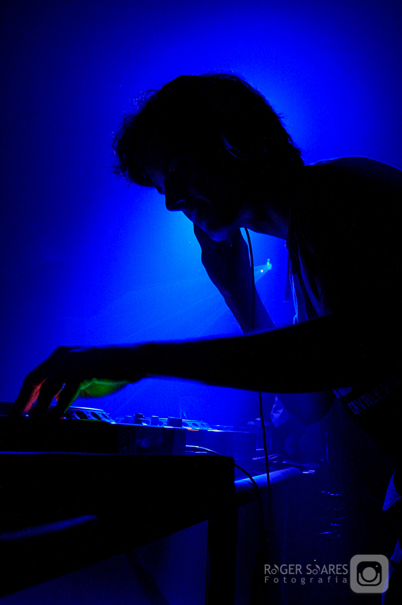 fotojornalismo balada noite paulistana dj musica eletrônica cores iluminação casa noturna são paulo capital paulista jovens