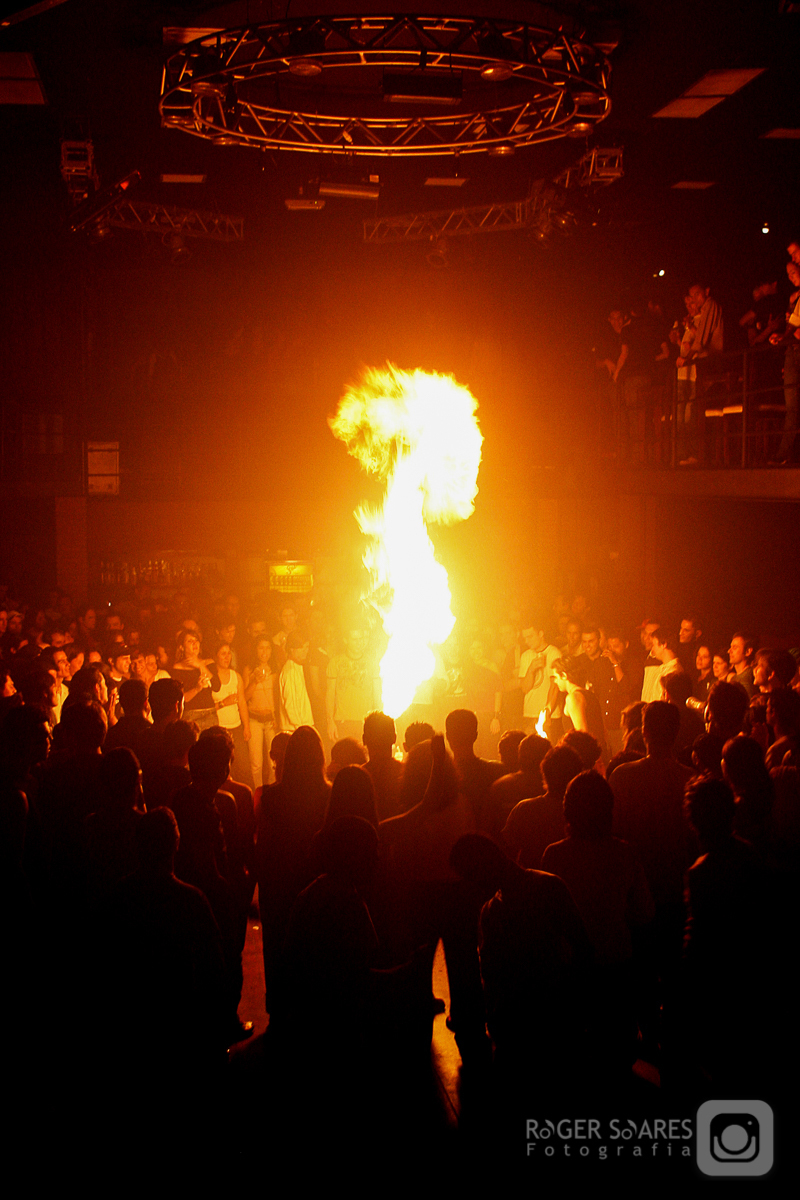 fotojornalismo noite paulistana pirofagia show multidão galera juventude