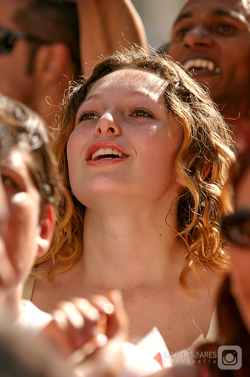 fotojornalismo parada gay glbt+ milhoes milhares de pessoas público multidão música alegria diversidade povo paulista rua avenida paulista reportagem mulher sorrindo sorriso linda bela olhar lábios