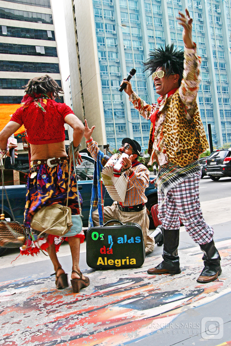 fotojornalismo parada gay glbt+ milhoes milhares de pessoas show malas da alegria ivo holanda artistas de rua