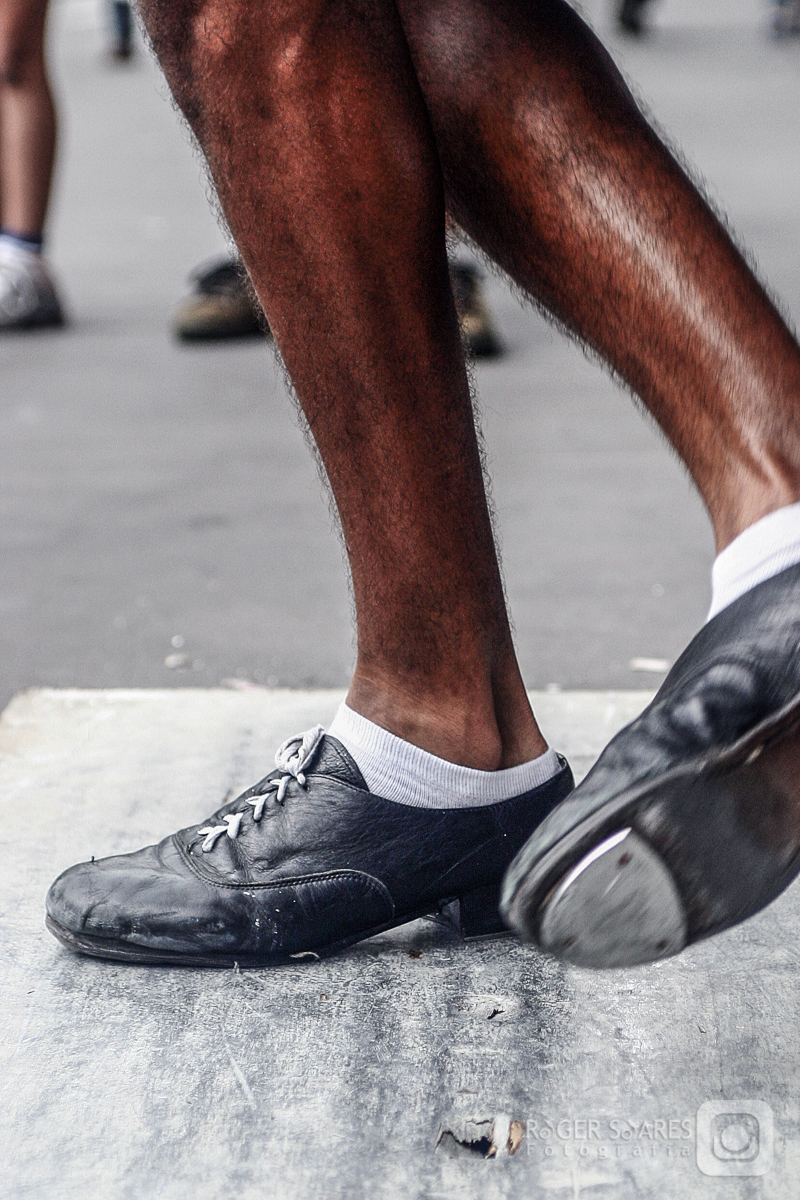 fotojornalismo parada gay glbt+ milhoes show apresentação na avenida paulista artista de rua dançarino bailarino clássico sapatilha pernas pés meias brancas