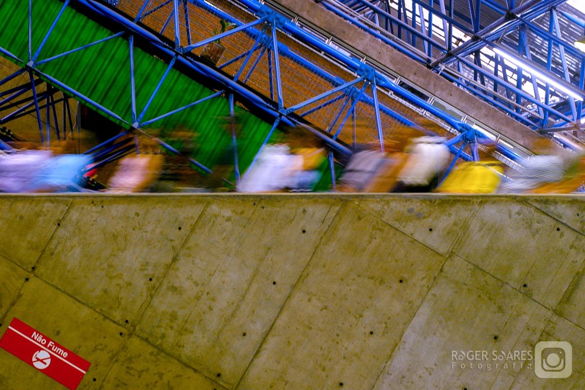 fotojornalismo parada gay glbt+ milhoes milhares de pessoas metrô metropolitano de são paulo estação barra funda fluxo de pessoas horário de pico população transporte público
