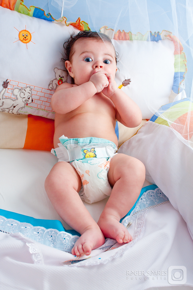 fotografia documental familia criança crianças infância escola infantil casa lar cama sofá brinquedos banho bola banheiro banheira sabonete espuma cabelo molhado papai mamãe filho filha filhos amor carinho alegria casal bebe berço fralda xixi neném vida