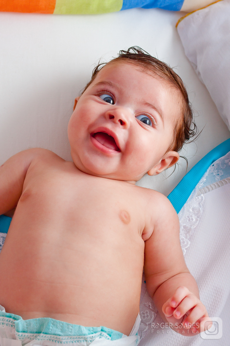 fotografia documental familia criança crianças infância escola infantil casa lar cama sofá brinquedos banho bola banheiro banheira sabonete espuma cabelo molhado papai mamãe filho filha filhos amor carinho alegria casal bebe berço fralda xixi neném vida
