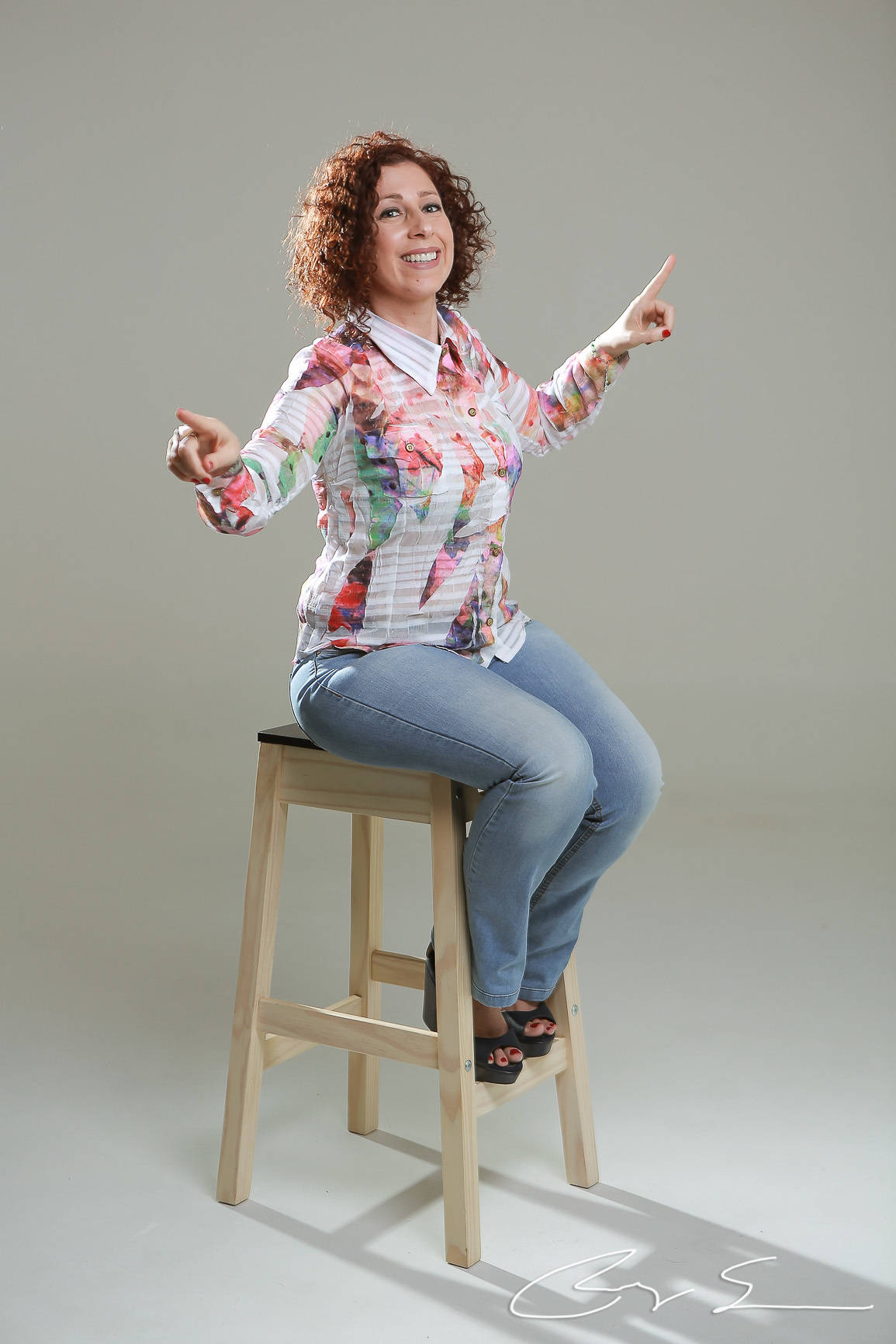 retratos profissionais estúdio fotográfico fotografia de estúdio portrait business linkdin redes sociais conexões verdadeiras cadeira luz camera canon flash mulher executiva poses alegria determinação foco coach inteligência emocional empreendedorismo