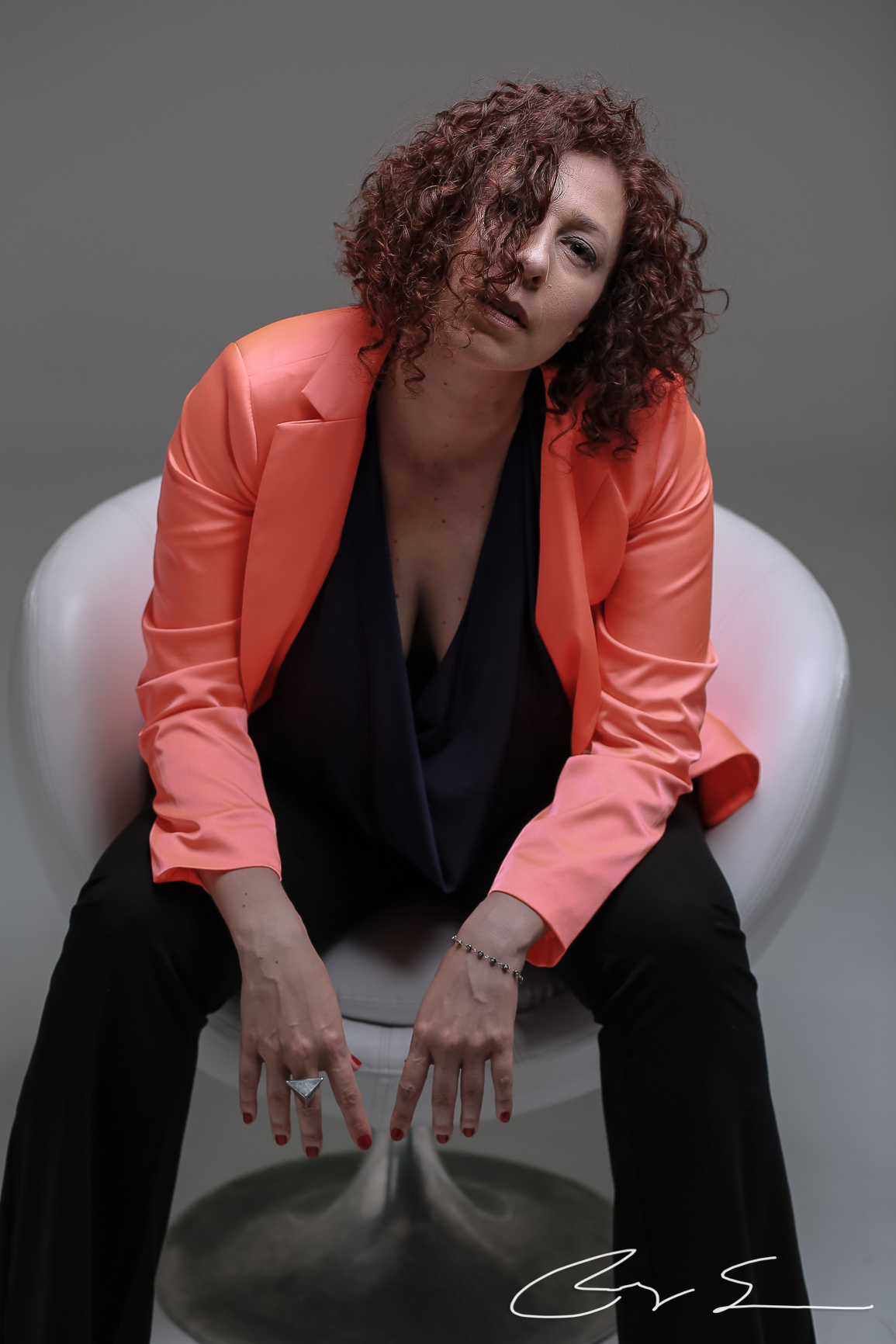 retratos profissionais estúdio fotográfico fotografia de estúdio portrait business linkdin redes sociais conexões verdadeiras cadeira luz camera canon flash mulher executiva poses alegria determinação foco coach inteligência emocional empreendedorismo