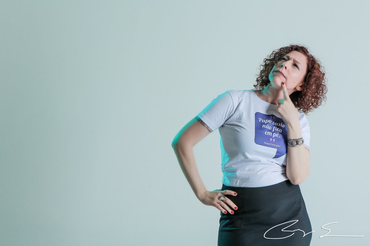 retratos profissionais estúdio fotográfico fotografia de estúdio portrait business linkdin redes sociais conexões verdadeiras cadeira luz camera canon flash mulher executiva poses alegria determinação foco coach inteligência emocional empreendedorismo