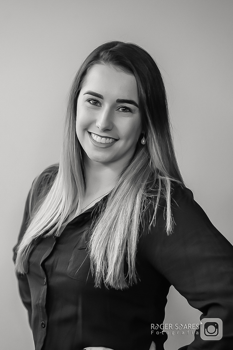 retratos profissionais estúdio fotográfico fotografia de estúdio portrait business linkdin redes sociais conexões verdadeiras cadeira luz camera canon flash mulher executiva poses alegria determinação foco ricardo jordão rainmaker vendas bizrevolution