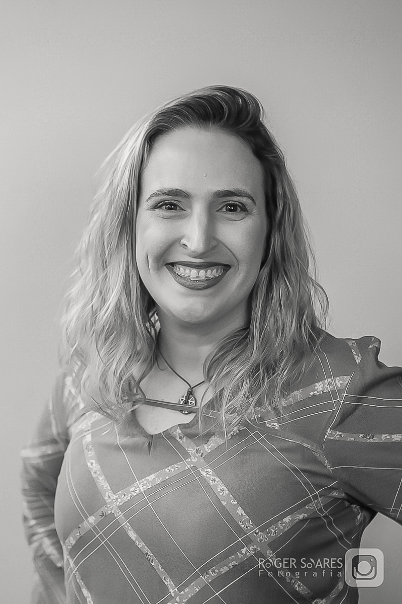 retratos profissionais estúdio fotográfico fotografia de estúdio portrait business linkdin redes sociais conexões verdadeiras cadeira luz camera canon flash mulher executiva poses alegria determinação foco ricardo jordão rainmaker vendas bizrevolution