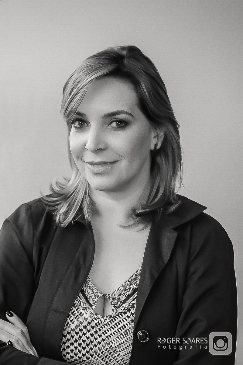 retratos profissionais estúdio fotográfico fotografia de estúdio portrait business linkdin redes sociais conexões verdadeiras cadeira luz camera canon flash mulher executiva poses alegria determinação foco ricardo jordão rainmaker vendas bizrevolution