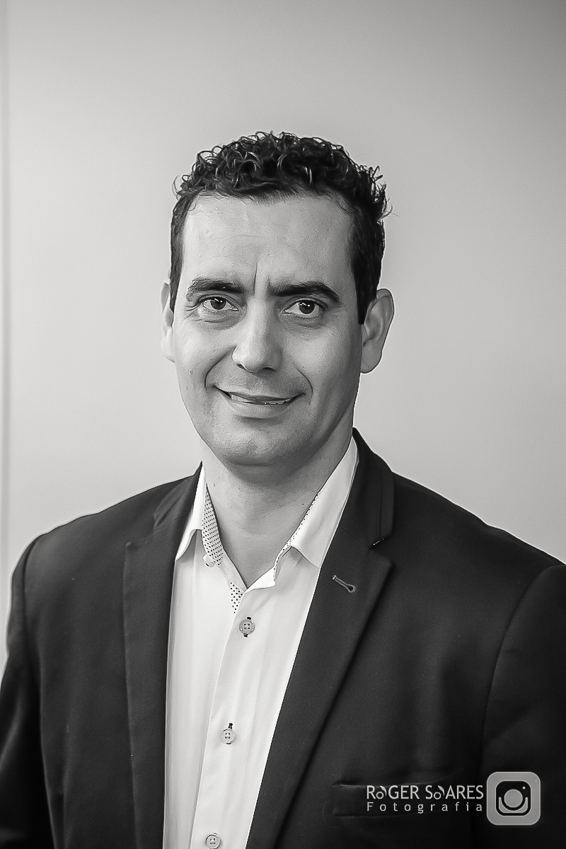 retratos profissionais estúdio fotográfico fotografia de estúdio portrait business linkdin redes sociais conexões verdadeiras cadeira luz camera canon flash mulher executiva poses alegria determinação foco ricardo jordão rainmaker vendas bizrevolution