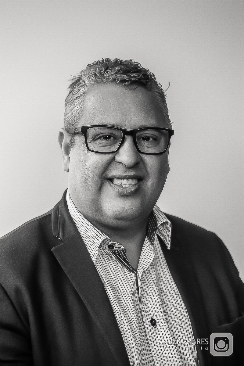 retratos profissionais estúdio fotográfico fotografia de estúdio portrait business linkdin redes sociais conexões verdadeiras cadeira luz camera canon flash mulher executiva poses alegria determinação foco ricardo jordão rainmaker vendas bizrevolution