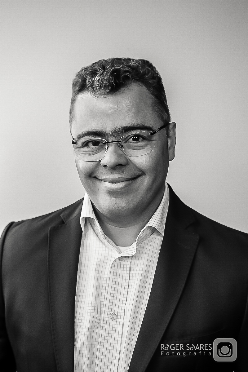 retratos profissionais estúdio fotográfico fotografia de estúdio portrait business linkdin redes sociais conexões verdadeiras cadeira luz camera canon flash mulher executiva poses alegria determinação foco ricardo jordão rainmaker vendas bizrevolution