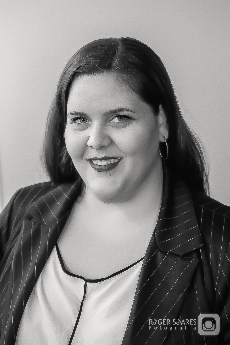 retratos profissionais estúdio fotográfico fotografia de estúdio portrait business linkdin redes sociais conexões verdadeiras cadeira luz camera canon flash mulher executiva poses alegria determinação foco ricardo jordão rainmaker vendas bizrevolution