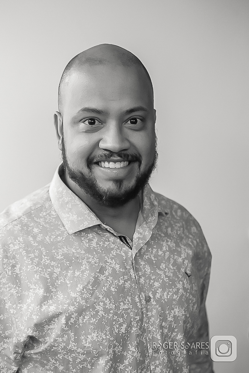 retratos profissionais estúdio fotográfico fotografia de estúdio portrait business linkdin redes sociais conexões verdadeiras cadeira luz camera canon flash mulher executiva poses alegria determinação foco ricardo jordão rainmaker vendas bizrevolution