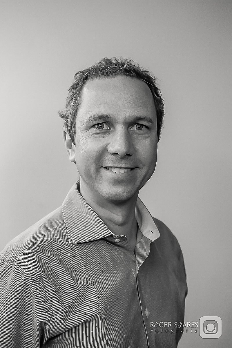 retratos profissionais estúdio fotográfico fotografia de estúdio portrait business linkdin redes sociais conexões verdadeiras cadeira luz camera canon flash mulher executiva poses alegria determinação foco ricardo jordão rainmaker vendas bizrevolution