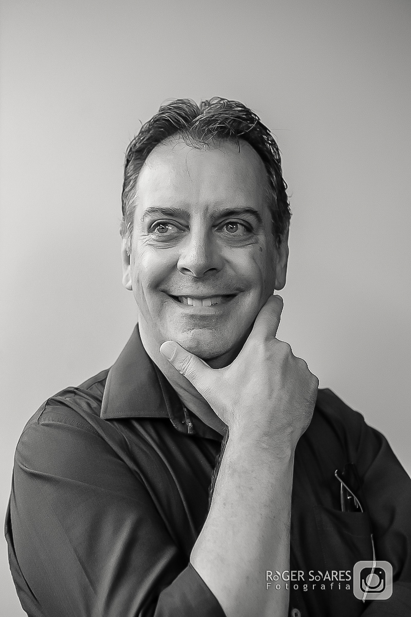 retratos profissionais estúdio fotográfico fotografia de estúdio portrait business linkdin redes sociais conexões verdadeiras cadeira luz camera canon flash mulher executiva poses alegria determinação foco ricardo jordão rainmaker vendas bizrevolution