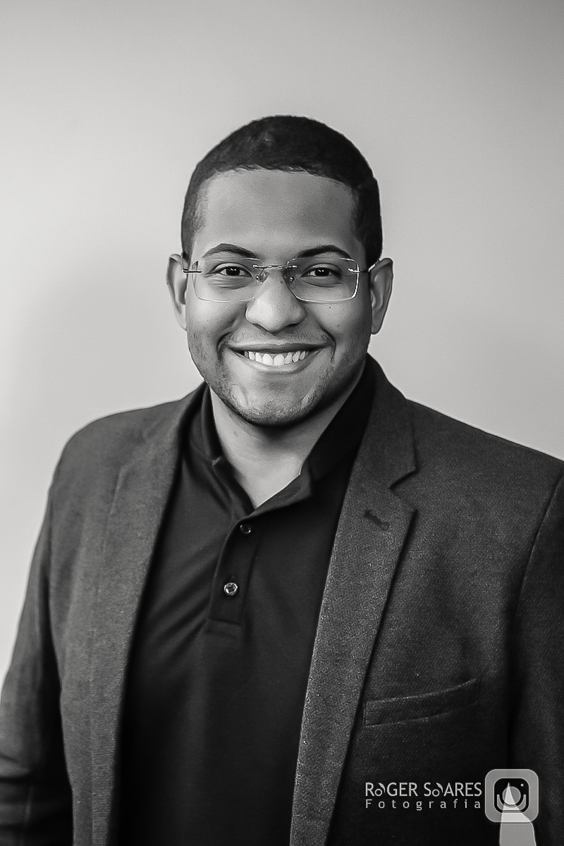 retratos profissionais estúdio fotográfico fotografia de estúdio portrait business linkdin redes sociais conexões verdadeiras cadeira luz camera canon flash mulher executiva poses alegria determinação foco ricardo jordão rainmaker vendas bizrevolution